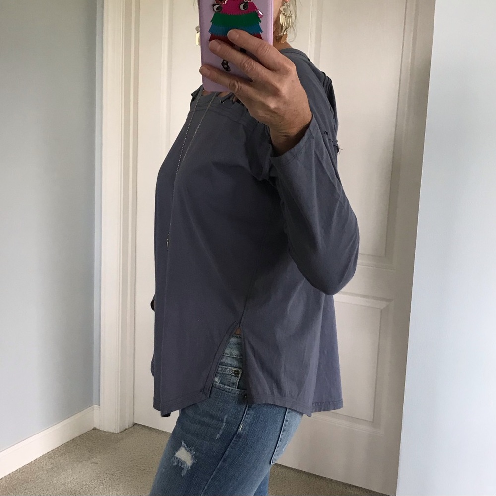 ♥️1 SM♥️ Laced Shoulder Top - Picture 5 of 6